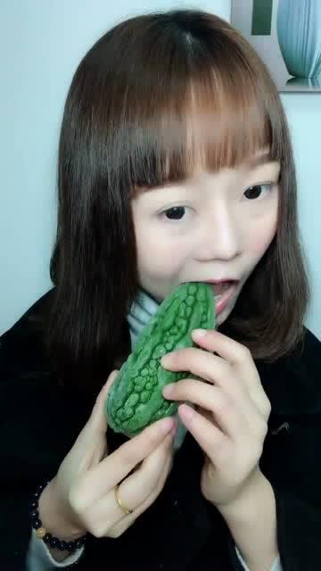 少女吃瓜直播在线观看免费,免费观看，揭秘网红幕后生活  第2张